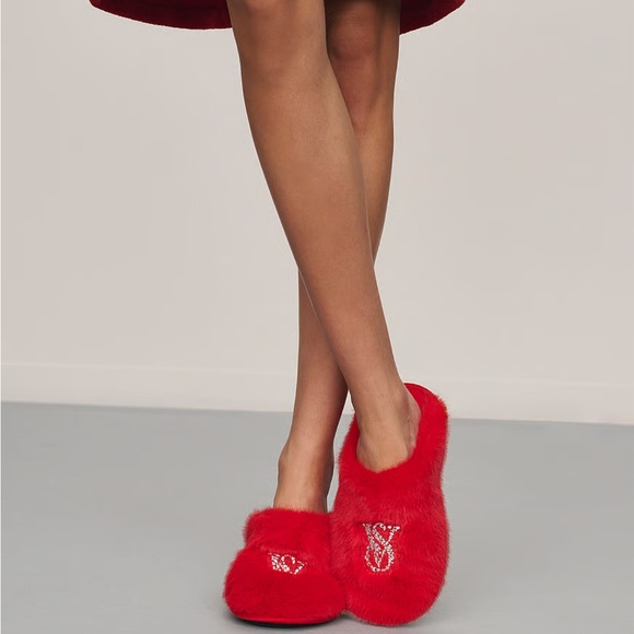 NWT Victoria’s Secret luxe plush slippers - Picture 3 of 3